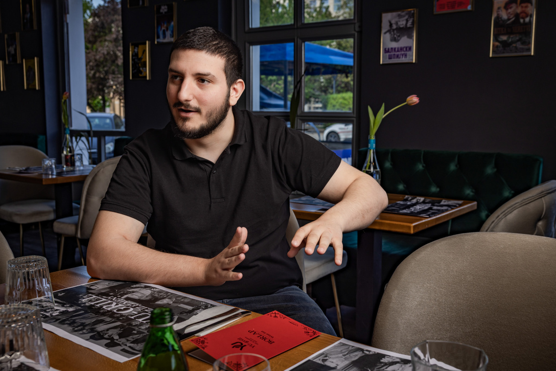 Vendég a Yu Grill márkás asztalánál — borlap és enteriőr